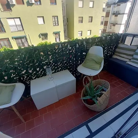 En Piso Con Terraza Junto A La Estacion